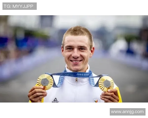 足球明星骑单车趣味合集视频展现运动员另一面风采与乐趣